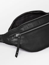 Load image into Gallery viewer, Becks 100% Lambs Leather Bum Bag, Black
